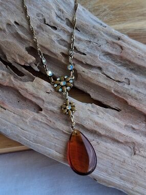Vintage-Style Gold-tone Necklace with Amber Teardrop and Opal Accent